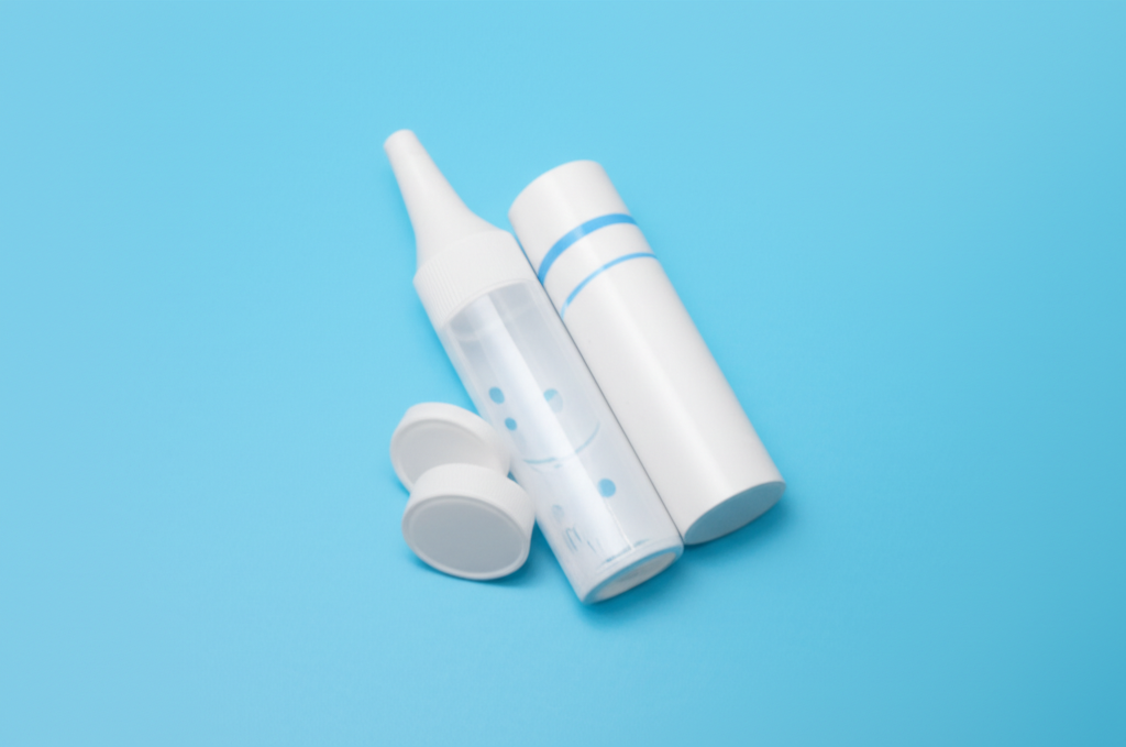 정보의 홍수 속, 진짜 전문가를 찾는 사람들\n\n몸이 아프거나 건강이 염려될 때, 사람들은 어디서 정보를 얻을까요? 과거에는 병원 안내 책자나 소수의 건강 프로그램을 통해 정보를 접했다면, 지금은 수많은 사람이 유튜브 검색창에 자신의 증상을 먼저 입력합니다. 실제로 한 해 동안 유튜브의 의료 보건 관련 영상 조회수는 30억 회를 훌쩍 넘길 정도로 그 영향력은 막강합니다. 하지만 정보가 많아진 만큼, 검증되지 않은 허위 정보나 광고성 콘텐츠 또한 범람하고 있습니다. 한 대학병원 연구팀의 분석에 따르면, 특정 질환 관련 유튜브 영상 100개 중 전문가인 의사가 제작한 영상은 27%에 불과했으며, 비전문가 영상의 75%는 특정 제품 광고나 홍보로 이어졌다고 합니다. \n\n이러한 정보의 불균형 속에서 대중은 더욱더 신뢰할 수 있는 전문가의 진짜 목소리에 목말라하고 있습니다. 바로 이 지점에서 '의사 유튜버'의 등장은 필연적입니다. 환자들은 진료실에서 미처 다 묻지 못했던 궁금증, 인터넷에 떠도는 수많은 '카더라' 정보의 진위를 의사에게 직접 듣고 싶어 합니다. 의사의 전문적인 설명 자체가 사람들에게는 가장 가치 있고 신뢰도 높은 콘텐츠가 되는 것입니다. 이처럼 의사 설명이 곧 콘텐츠되는 시대가 도래한 것입니다.\n\n\n## 의사 설명이 곧 콘텐츠되는 시대: 왜 의사들은 카메라 앞에 서는가?\n\n불과 몇 년 전만 해도 의사가 직접 유튜브 채널을 운영하는 것은 낯선 풍경이었습니다. 하지만 이제 '닥튜버(닥터+유튜버)'라는 신조어가 생길 정도로 많은 의사가 크리에이터로 활동하고 있습니다. 짧은 진료 시간의 한계를 넘어 더 많은 사람과 소통하고, 잘못된 의학 상식을 바로잡기 위해 의사들이 직접 카메라 앞에 서기 시작한 것입니다.\n\n### 사명감과 책임감: 잘못된 정보를 바로잡다\n\n많은 의사 유튜버들이 채널 운영의 가장 큰 이유로 '사명감'을 꼽습니다. 잘못된 민간요법이나 건강 정보로 인해 치료 시기를 놓치거나 오히려 건강을 해쳐서 병원을 찾는 환자들을 볼 때마다 안타까움을 느끼기 때문입니다. 이들은 유튜브를 통해 정확하고 검증된 의학 지식을 전달함으로써, 온라인에 만연한 가짜 뉴스를 몰아내고 대중의 건강 문해력(Health Literacy)을 높이는 데 기여하고자 합니다. 이는 진료실의 연장선에서 이루어지는 또 다른 형태의 의료 활동이라고 할 수 있습니다.\n\n### 새로운 소통 창구: 환자와의 눈높이를 맞추다\n\n\"3분 진료\" 라는 말이 있을 정도로, 현재 의료 시스템에서 의사가 환자 한 명에게 할애할 수 있는 시간은 매우 제한적입니다. 이 짧은 시간 동안 질병의 원인, 치료 과정, 주의사항까지 충분히 설명하기란 현실적으로 어렵습니다. 유튜브는 이러한 아쉬움을 해결해 줄 훌륭한 소통 창구가 됩니다. 제 경험상, 진료실에서 5분 안에 설명하기 벅찼던 내용들을 영상으로 미리 만들어 보여드리니 환자분들의 이해도가 눈에 띄게 높아지는 것을 체감했습니다. 영상을 통해 환자들은 시간에 구애받지 않고 반복해서 설명을 들을 수 있으며, 이는 치료 순응도를 높이는 긍정적인 효과로 이어집니다. 딱딱하고 어려운 의학 정보를 대중의 눈높이에 맞춰 쉽고 재미있게 전달하는 것, 이것이 바로 의사 유튜버들이 가진 가장 큰 강점입니다.\n\n### 병원 브랜딩과 미래 경쟁력 확보\n\n유튜브 채널 운영은 효과적인 병원 마케팅 전략이 되기도 합니다. 의사가 직접 자신의 전문 분야에 대해 깊이 있는 설명을 제공하는 콘텐츠는 그 자체로 병원의 전문성과 신뢰도를 높이는 가장 확실한 방법입니다. 인위적인 광고보다 의사의 진솔한 설명에 환자들은 더 큰 신뢰를 보냅니다. 자신의 질환에 대해 꾸준히 유용한 정보를 제공하는 의사에게 자연스럽게 신뢰가 쌓이는 것은 당연한 일입니다. 이는 장기적으로 병원의 긍정적인 브랜드를 구축하고, 수많은 병원 사이에서 차별화된 경쟁력을 갖추는 중요한 발판이 됩니다.\n\n\n## 성공적인 '의사 유튜버'가 되기 위한 조건\n\n'의사'라는 전문성이 보장된다고 해서 누구나 성공적인 유튜버가 될 수 있는 것은 아닙니다. 의학적 전문성을 기반으로 대중과 소통하기 위한 추가적인 노력이 반드시 필요합니다. 성공적인 의사 유튜버가 되기 위한 핵심 조건들은 다음과 같습니다.\n\n| 핵심 조건 | 설명 |\n| :--- | :--- |\n| 압도적인 전문성 | 가장 기본이자 핵심입니다. 시청자들은 의사 유튜버에게 의학적 깊이와 정확성을 기대합니다. 최신 연구 결과나 논문을 근거로 한 깊이 있는 정보는 채널의 신뢰도를 결정짓는 가장 중요한 요소입니다. |\n| 뛰어난 전달력 | 복잡하고 어려운 의학 용어를 일반인의 눈높이에 맞춰 쉽게 풀어내는 능력이 필수적입니다. 적절한 비유, 시각 자료(CG, 애니메이션), 명확한 발음과 속도 조절 등 시청자의 이해를 돕기 위한 노력이 필요합니다. |\n| 진정성과 꾸준함 | 진솔하고 인간적인 모습은 시청자와의 유대감을 형성하는 데 중요합니다. 또한, 유튜브는 꾸준함이 생명입니다. 일정한 주기로 양질의 콘텐츠를 지속적으로 업로드해야만 구독자를 확보하고 채널을 성장시킬 수 있습니다. |\n| 엄격한 법규 준수 | 의료법 및 의료광고 관련 규정을 철저히 준수해야 합니다. 환자의 치료 경험담을 공유하거나, 검증되지 않은 치료법을 소개하는 행위, 과도한 병원 홍보 등은 모두 의료법 위반 소지가 있습니다. 법적 문제를 피하기 위해선 관련 규정에 대한 충분한 학습이 선행되어야 합니다. |\n\n\n## 넘어야 할 산: 의료계 유튜브의 그림자\n\n장밋빛 전망만 있는 것은 아닙니다. 의사들이 유튜브에 도전하며 마주하게 되는 현실적인 어려움과 그림자 또한 분명히 존재합니다.\n\n*   시간과 노력의 한계: 바쁜 진료와 수술 일정 속에서 영상 콘텐츠를 기획, 촬영, 편집하는 것은 엄청난 시간과 노력을 요구합니다. 많은 의사들이 번아웃을 느끼거나 채널 운영을 중단하는 주된 이유이기도 합니다.\n*   의료법의 족쇄: 의료법은 의사 유튜버에게 가장 큰 허들 중 하나입니다. 표현의 자유와 의료 광고 사이의 아슬아슬한 줄타기를 해야 합니다. 환자를 유인하는 것으로 비칠 수 있는 모든 표현에 주의해야 하며, 특히 특정 시술이나 제품을 추천할 때는 더욱 신중해야 합니다. 구독자가 단 21명인 유튜브 채널에 올린 완치 사례도 불법 의료광고에 해당한다는 법원 판례가 있을 만큼, 그 기준이 매우 엄격합니다.\n*   악성 댓글과 오해: 익명성을 기반으로 한 온라인 공간의 특성상, 악의적인 댓글이나 비난에 쉽게 노출될 수 있습니다. 또한, 설명을 단순화하는 과정에서 일부 내용이 왜곡되어 전달되거나 오해를 불러일으킬 수도 있습니다. 이는 의사 개인에게 큰 정신적 스트레스가 될 수 있습니다.\n\n\n## 미래 전망: 의료 콘텐츠의 진화는 계속된다\n\n여러 어려움에도 불구하고, 의사 설명이 곧 콘텐츠되는 시대의 흐름은 더욱 가속화될 것입니다. 유튜브는 이미 의료 정보의 중요한 플랫폼으로 자리 잡았으며, 유튜브 헬스와 같이 공신력 있는 전문가 채널을 검증하고 지원하는 기능도 생겨나고 있습니다. 앞으로는 단순히 질병 정보를 나열하는 것을 넘어, 특정 질환에 대한 깊이 있는 분석, 환자와의 실시간 소통, 가상현실(VR)을 이용한 수술 설명 등 더욱 다양하고 전문적인 형태의 의료 콘텐츠가 등장할 것입니다. 인공지능이 아무리 발전하더라도, 환자의 마음을 이해하고 공감하며 신뢰를 주는 전문가의 역할은 대체될 수 없습니다. 유튜브는 의사들이 자신의 전문성을 바탕으로 더 많은 사람에게 다가가고, 궁극적으로 국민 건강에 기여할 수 있는 강력한 도구가 될 것입니다. 의사들의 유튜브 도전은 이제 선택이 아닌, 변화하는 시대에 발맞추기 위한 필수적인 흐름으로 자리 잡고 있습니다.\n\n\n## 자주 묻는 질문 (FAQ)\n\nQ1: 의사가 유튜브를 하면 진료에 소홀해지는 것 아닌가요?\nA1: 대부분의 의사 유튜버들은 진료 외 개인 시간을 활용해 콘텐츠를 제작합니다. 많은 경우, 유튜브 활동을 통해 환자들에게 더 정확하고 충분한 정보를 제공하려는 사명감을 가지고 시작하며, 이를 진료의 연장선으로 생각합니다. 따라서 유튜브 활동이 진료의 질을 떨어뜨린다고 보기보다는, 더 넓은 범위의 환자들과 소통하려는 노력으로 이해하는 것이 좋습니다.\n \nQ2: 유튜브에 나오는 의료 정보는 모두 믿을 수 있나요?\nA2: 모든 정보를 맹신해서는 안 됩니다. 해당 채널을 운영하는 사람이 실제 의사 면허를 가진 전문가인지, 정보의 출처를 명확히 밝히는지 등을 확인해야 합니다. 특히, 특정 제품이나 시술을 지나치게 홍보하는 영상은 주의가 필요합니다. 유튜브 영상은 어디까지나 참고 자료로 활용하고, 개인적인 건강 문제는 반드시 병원을 방문하여 의사와 직접 상담해야 합니다.\n \nQ3: 의사 유튜버가 의료법 위반이 되지 않으려면 무엇을 조심해야 하나요?\nA3: 가장 중요한 것은 '의료 광고'로 비치지 않도록 주의하는 것입니다. 의료법상 환자의 치료 경험담 광고, 허위·과장 광고, 다른 의료기관과의 비교 광고, 비급여 진료비용의 할인·면제 광고 등은 금지되어 있습니다. 영상에서 병원 로고나 연락처를 반복적으로 노출하는 행위도 피해야 합니다. 콘텐츠 제작 전 의료광고 가이드라인을 반드시 숙지하고, 필요하다면 법률 전문가의 자문을 구하는 것이 안전합니다.\n \nQ4: 좋은 의사 유튜브 채널을 고르는 팁이 있나요?\nA4: 우선, 채널 정보 란에 운영하는 의사의 소속 병원과 전문 분야가 명확히 기재되어 있는지 확인하세요. 영상 내용이 객관적인 사실과 최신 의학 지견에 근거하는지, 정보의 출처(논문, 연구결과 등)를 밝히는지도 중요한 판단 기준입니다. 일방적인 정보 전달을 넘어, 시청자의 질문에 성실히 답변하며 소통하려는 자세를 보이는 채널이라면 더욱 신뢰할 수 있습니다.\n \nQ5: 일반인도 건강 정보를 다루는 유튜브 채널을 운영해도 되나요?\nA5: 비의료인이 의학적 진단이나 치료법을 단정적으로 제시하는 것은 매우 위험하며, 의료법 위반의 소지가 있습니다. 건강 정보를 다루고 싶다면, 의사 등 전문가를 인터뷰하거나 공신력 있는 기관의 자료를 인용하여 전달하는 정보 전달자의 역할에 충실해야 합니다. 잘못된 정보는 타인의 건강에 심각한 해를 끼칠 수 있다는 책임감을 반드시 가져야 합니다.\n